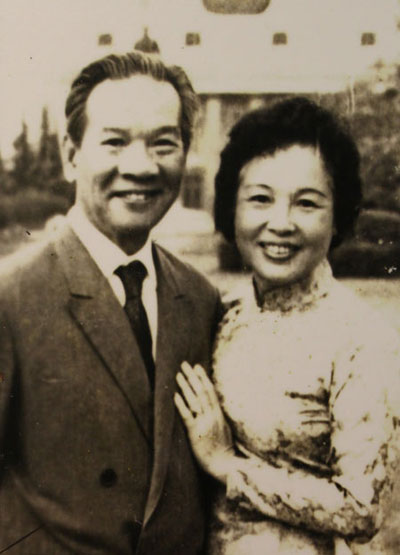 Nguyễn Văn Huyên cùng vợ Vi Kim Ngọc